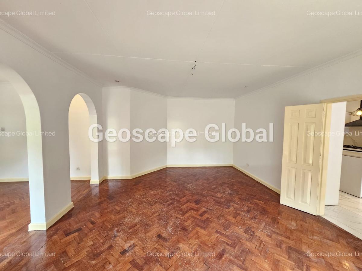 4 Bed House with En Suite in Lavington - 11