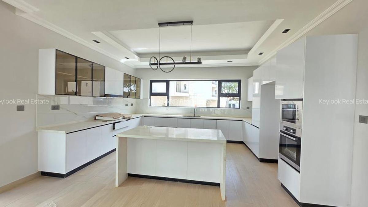 5 Bed Townhouse with En Suite at Lavington Green - 6