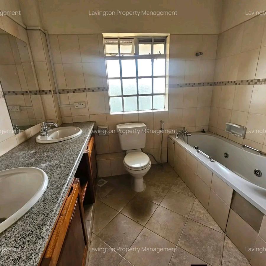 4 Bed Townhouse with En Suite at Valley Arcade - 8