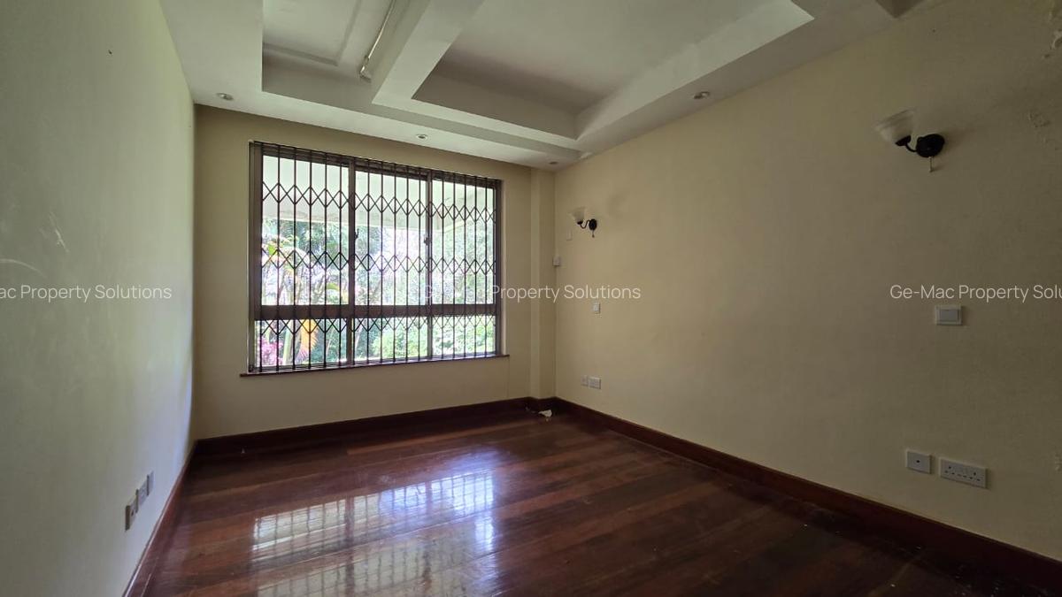 5 Bed House with En Suite in Lavington - 11