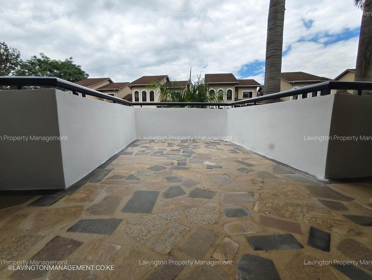 5 Bed Villa with En Suite at Lavington Green - 9