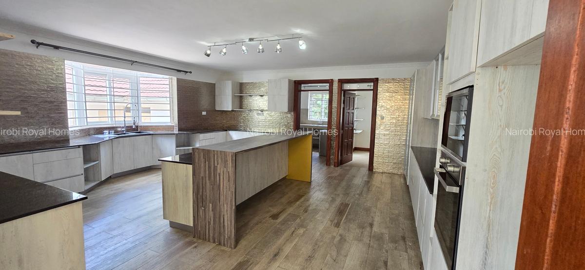 5 Bed House with En Suite at Rosslyn Lone Tree - 8