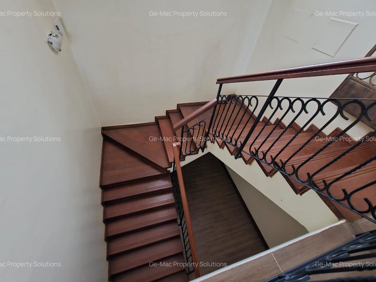 5 Bed House with En Suite in Runda - 14