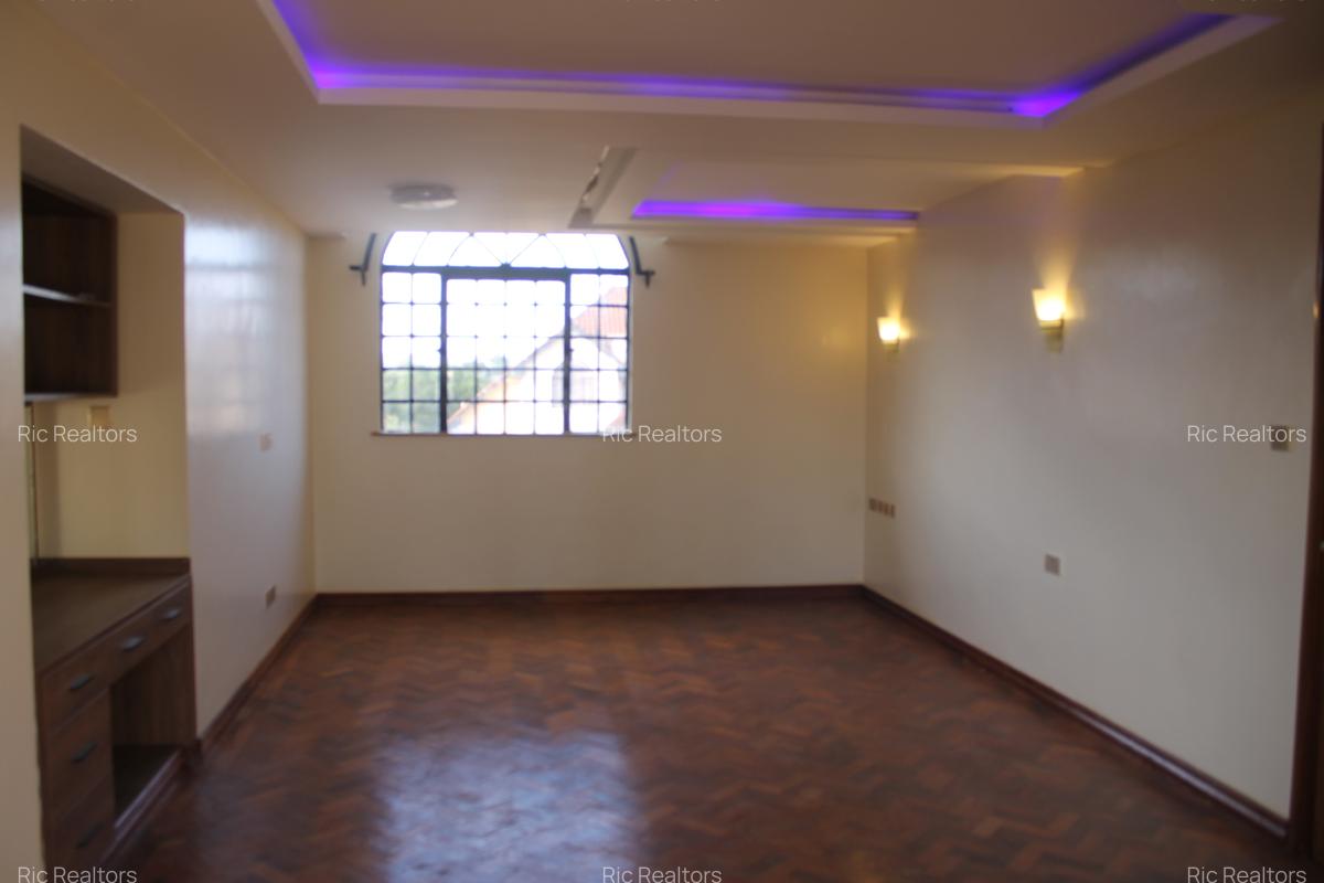 4 Bed Townhouse with En Suite at Redhill - 16