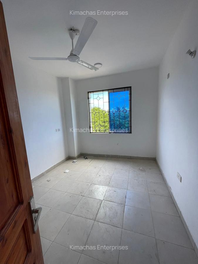 1 Bed Apartment with En Suite at Links Road - 3