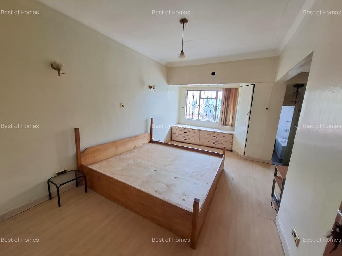 4 Bed House with Garden in Lavington - 2