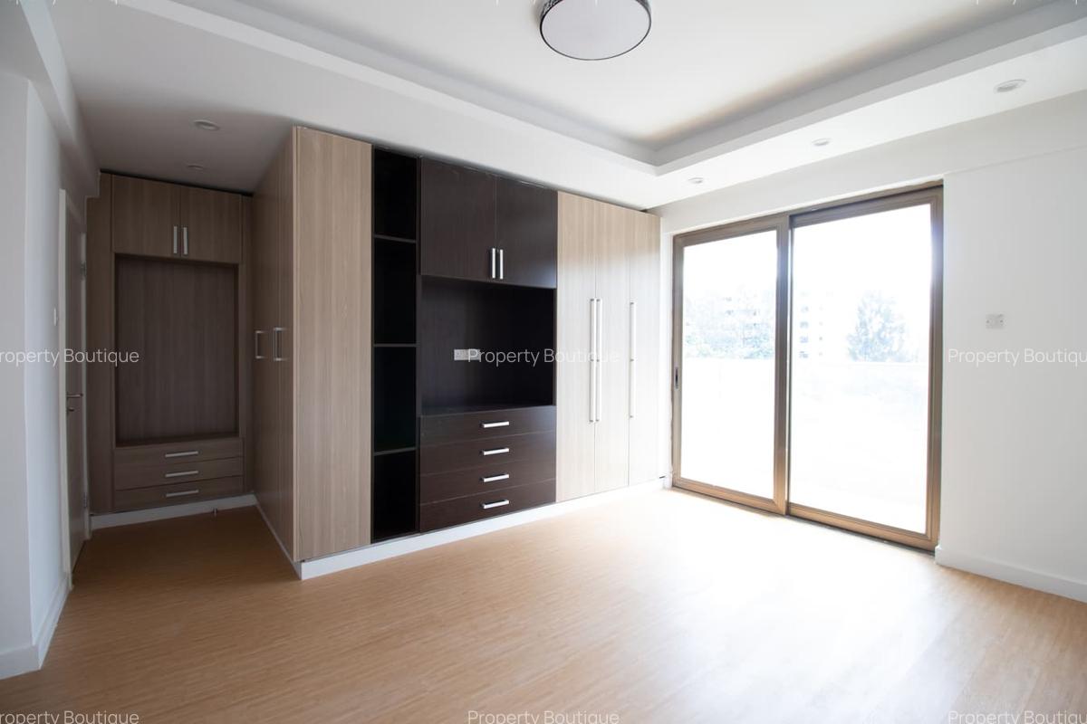 3 Bed Apartment with En Suite at Lavington - 14