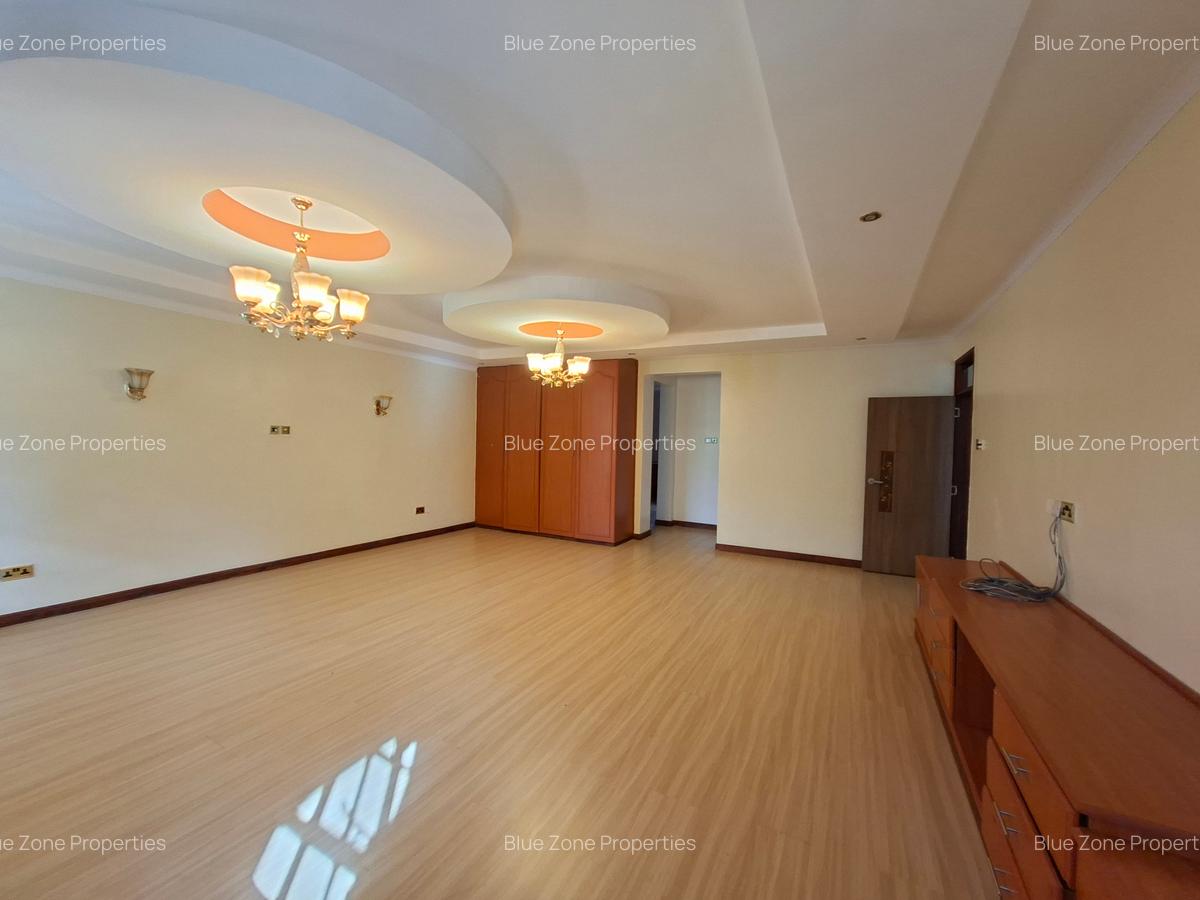 5 Bed House with En Suite at Close To Un - 13