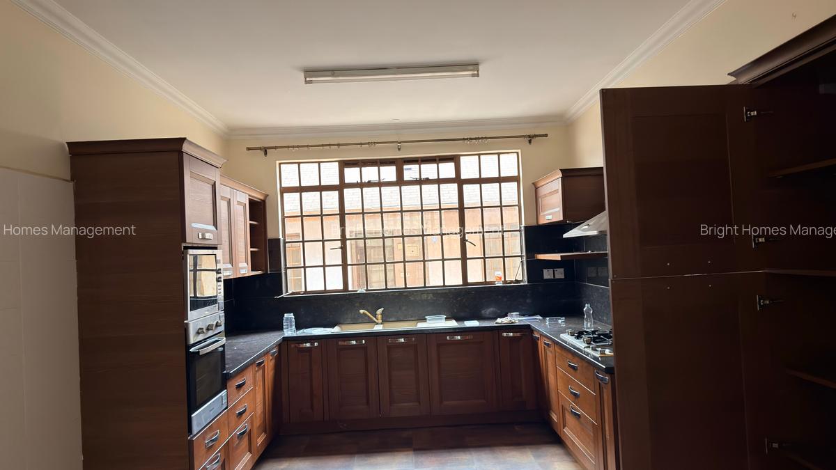 5 Bed Townhouse with En Suite in Lavington - 5