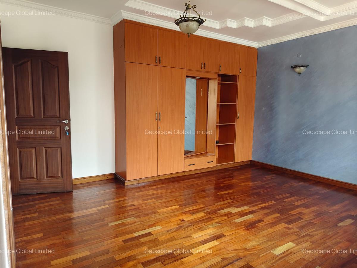 5 Bed House with En Suite in Runda - 10