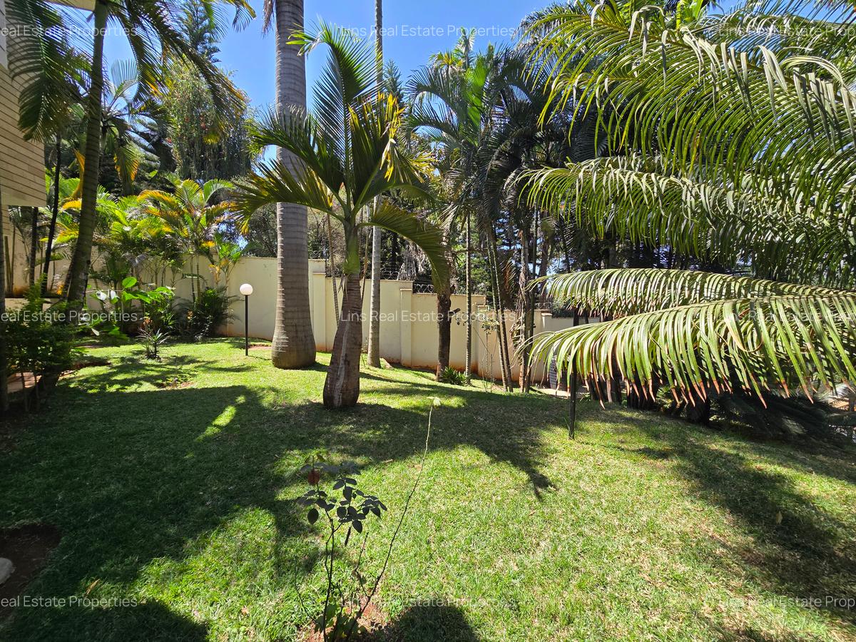 4 Bed House with En Suite in Hill View - 4