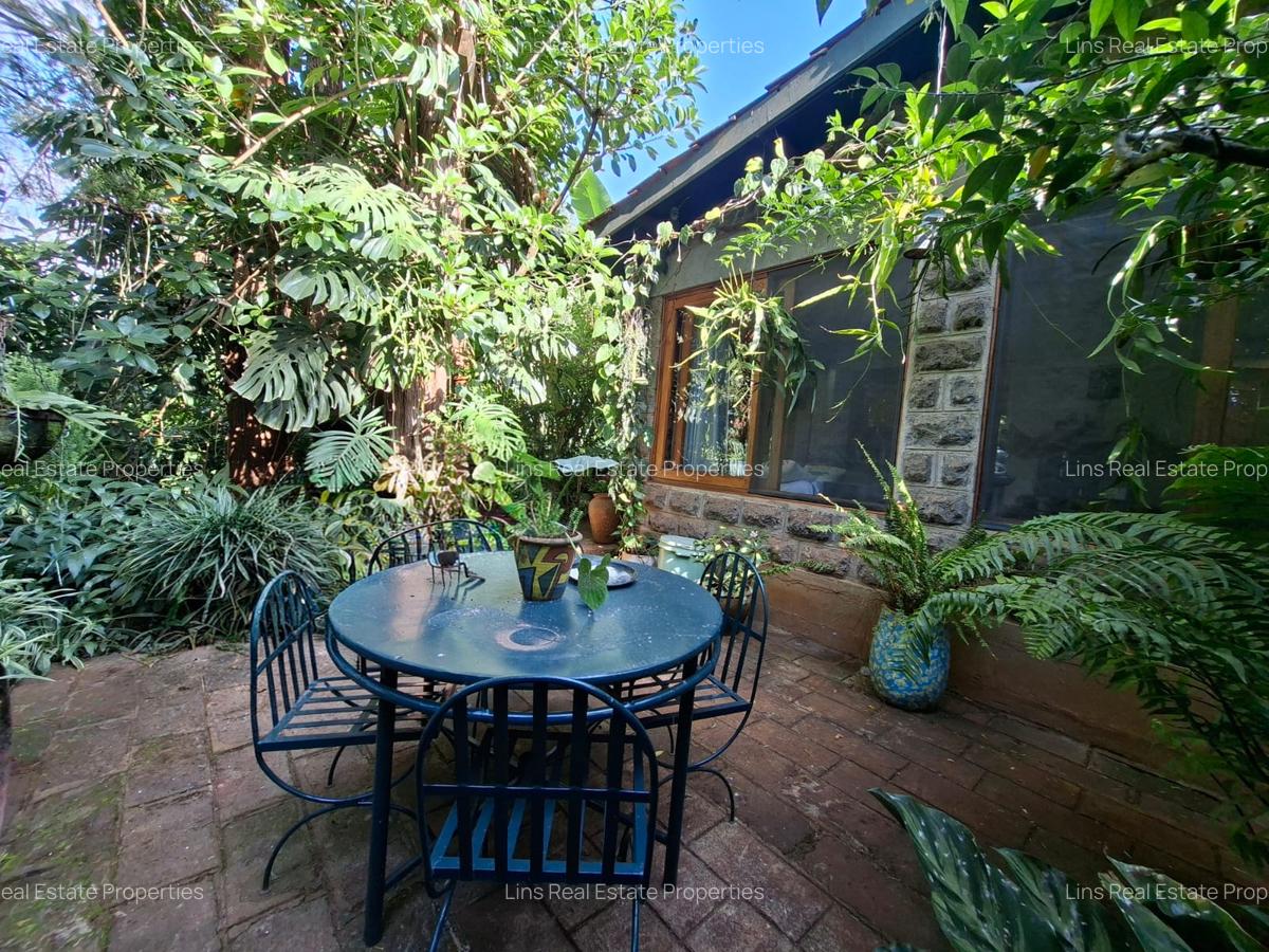 1 Bed House with En Suite in Rosslyn - 2