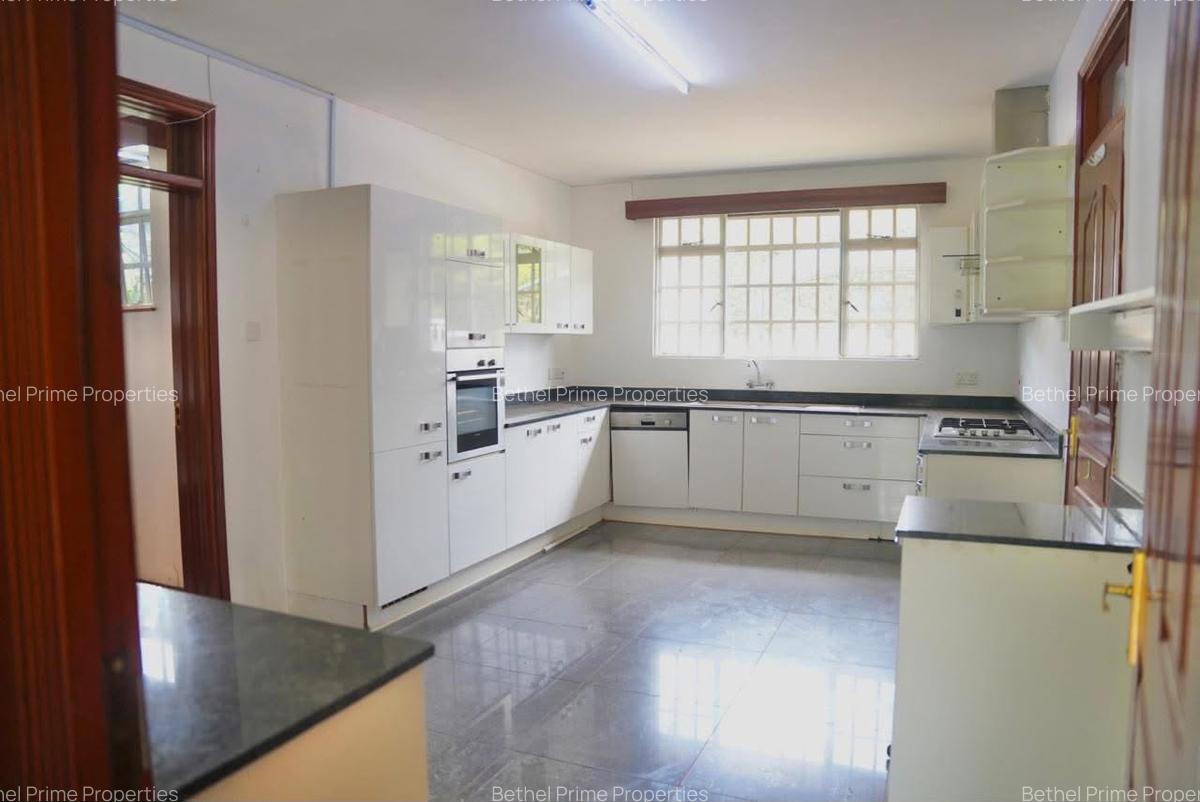 4 Bed Townhouse with En Suite in Rosslyn - 13
