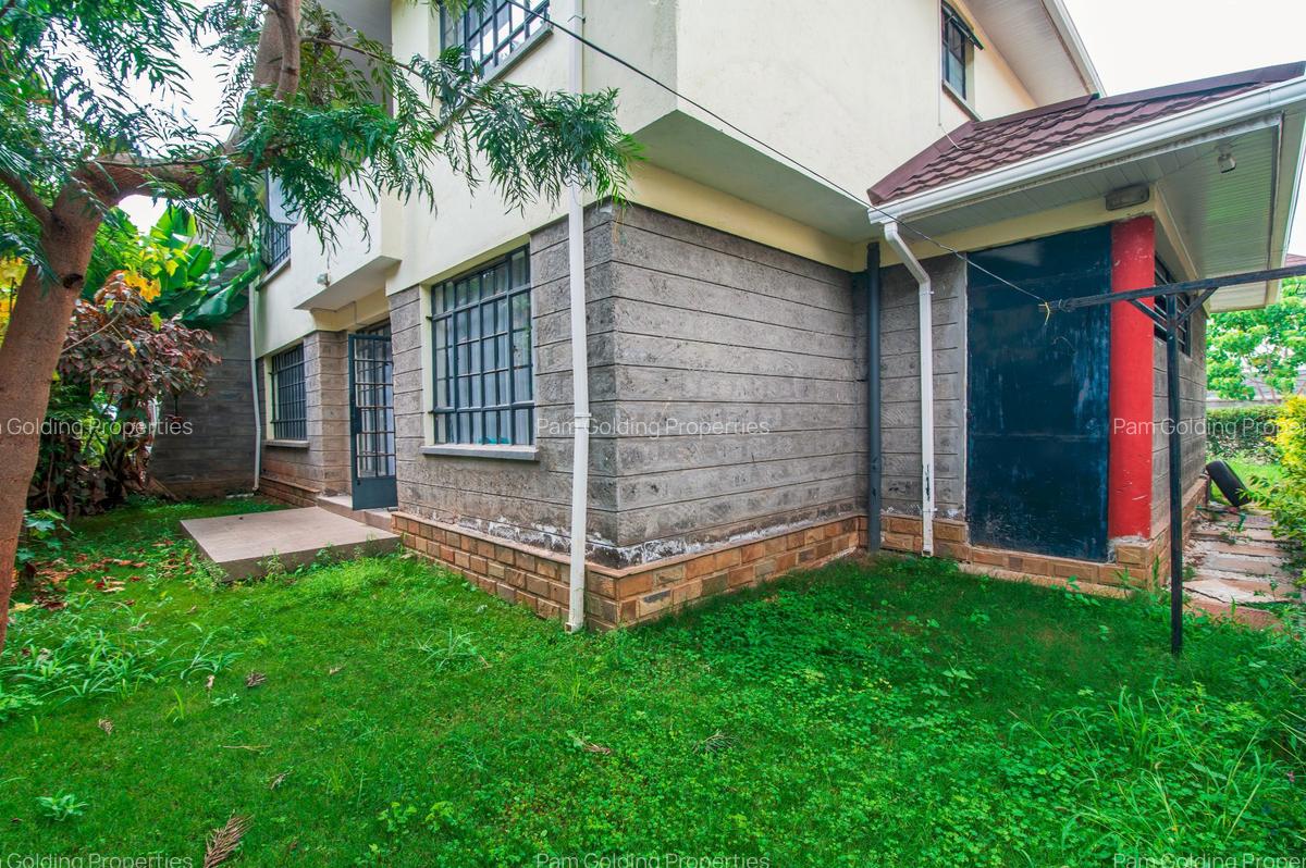 4 Bed Townhouse with En Suite at Queen Estate Road - 16