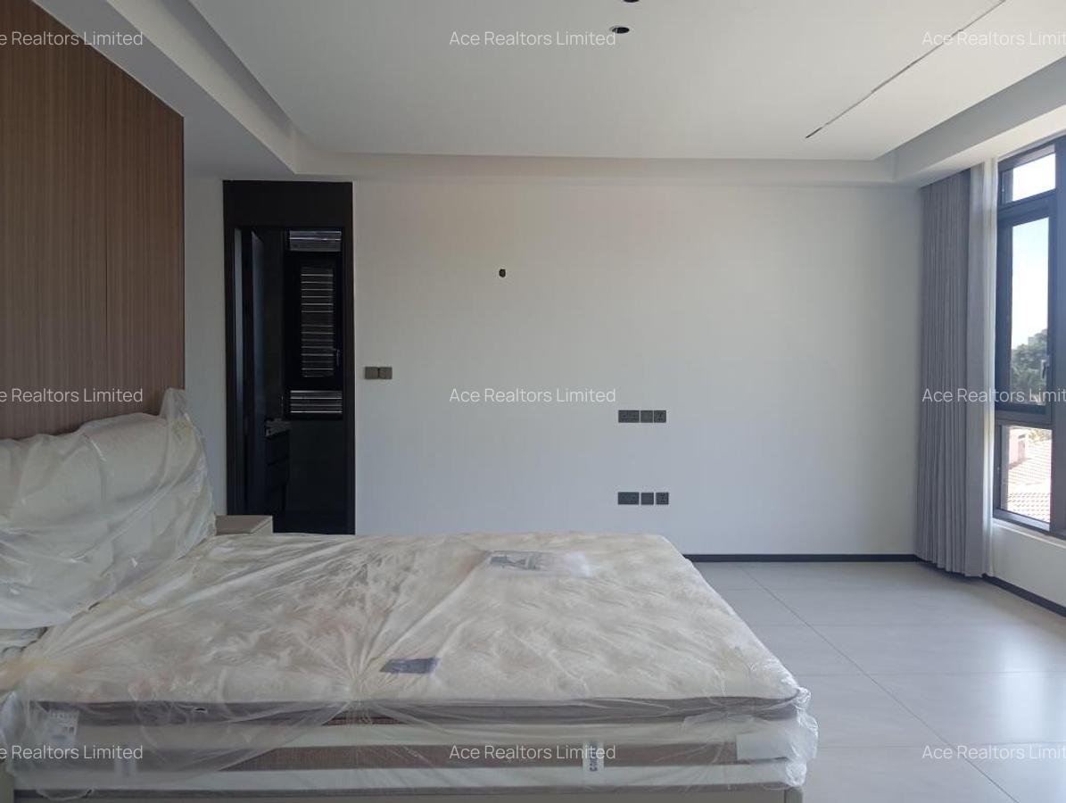 5 Bed Townhouse with En Suite at Lavington - 11