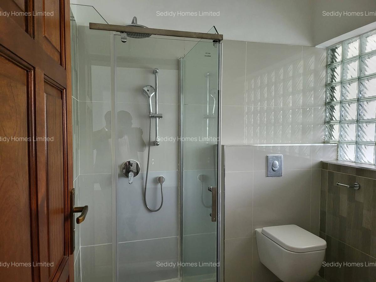 5 Bed Villa with Swimming Pool in Runda - 15