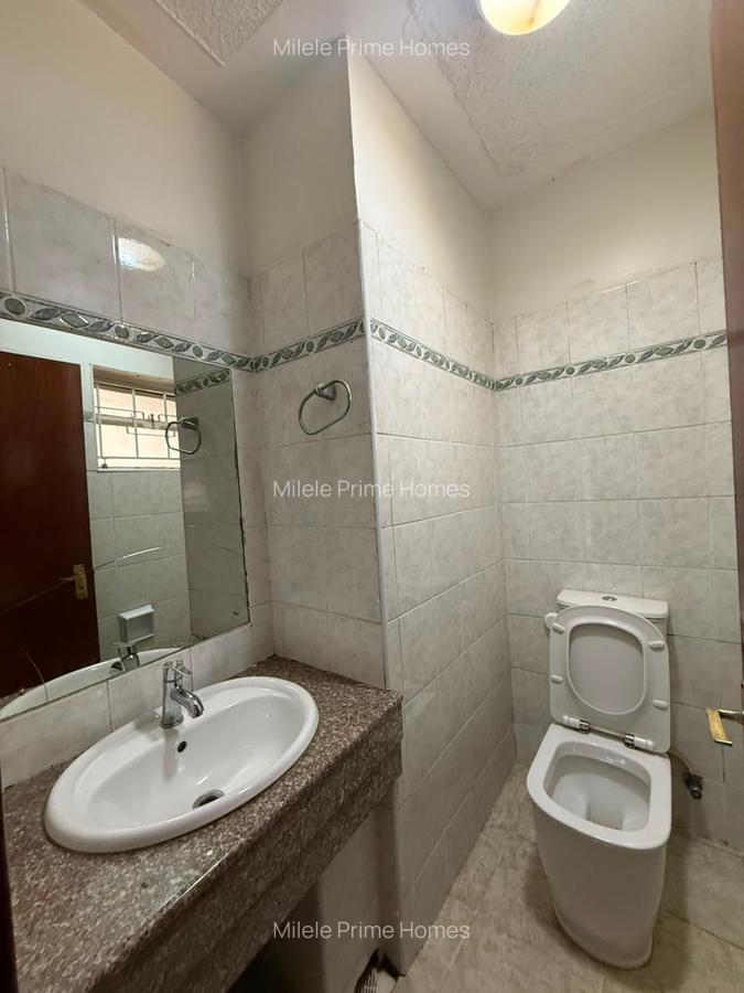 4 Bed Villa with En Suite at Lavington - 13