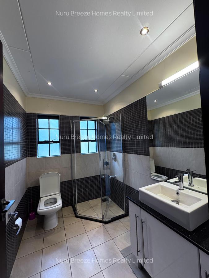 5 Bed Townhouse with En Suite in Runda - 11