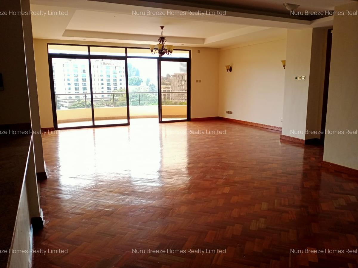4 Bed Apartment with En Suite in Riverside - 4