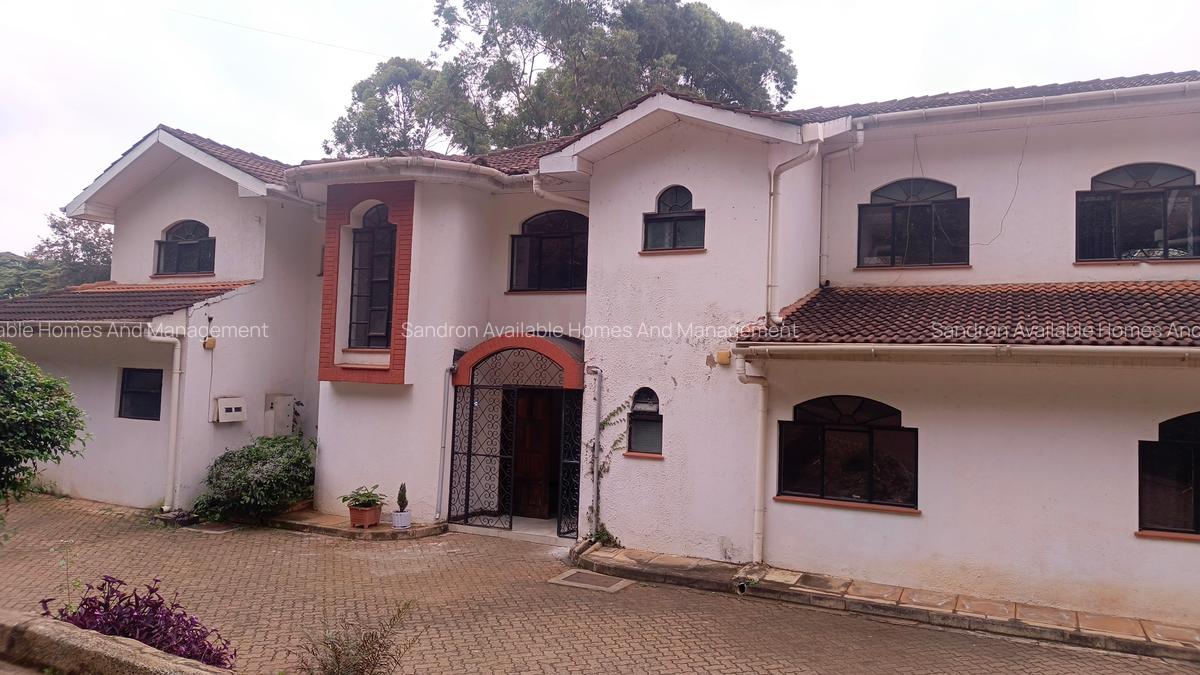 6 Bed Villa with En Suite in Nyari - 1