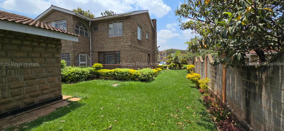 5 Bed Townhouse with En Suite at Lavington Road - 3