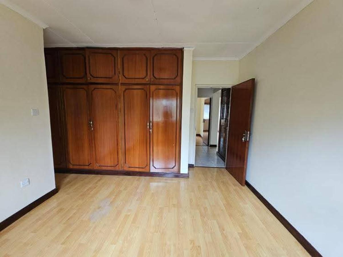 5 Bed Townhouse with En Suite at Lavington - 8