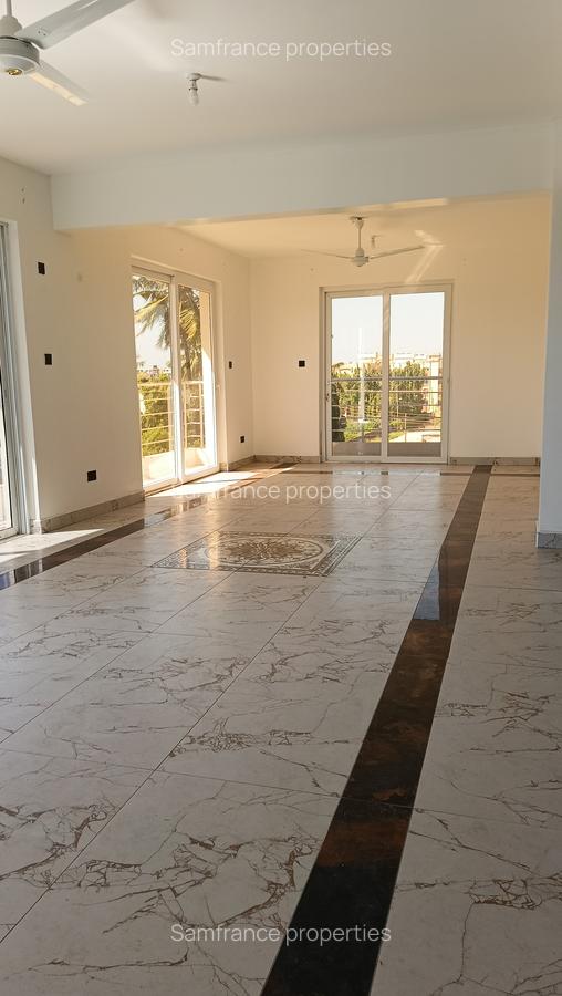 Serviced 3 Bed Apartment with En Suite at Beach Road - 7