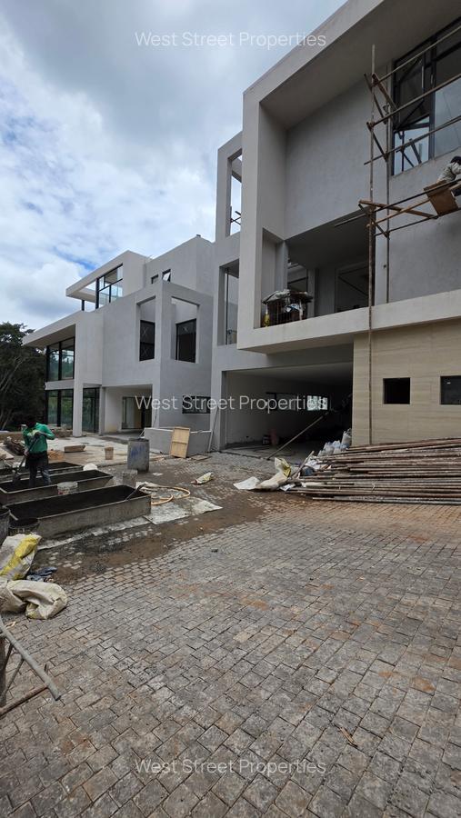 6 Bed Villa with En Suite at Lavington - 4