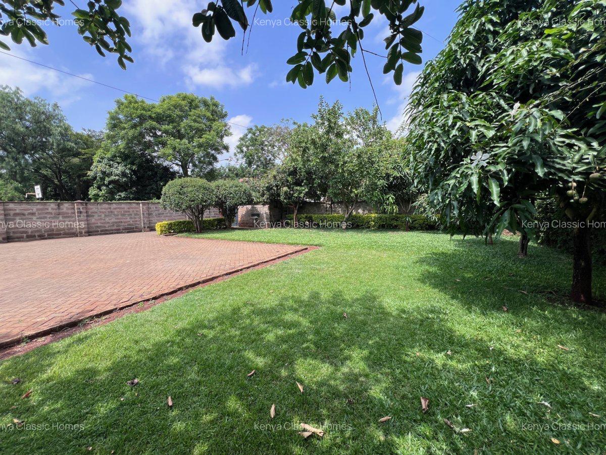 4 Bed House with En Suite at Mountain View - 8