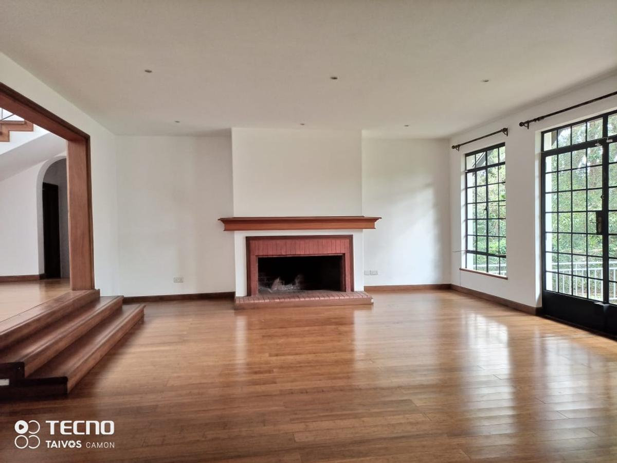5 Bed Villa with En Suite in Rosslyn - 4