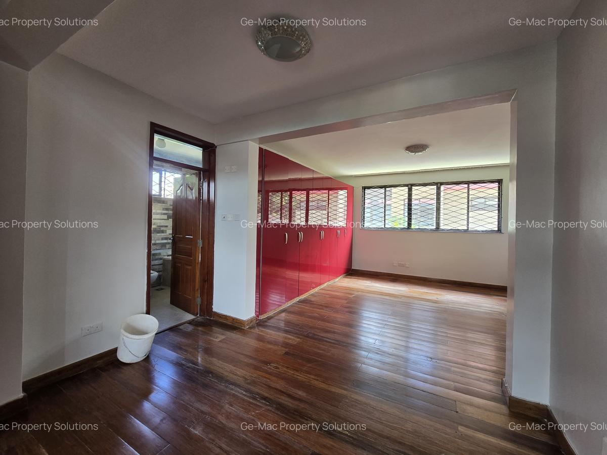 5 Bed House with En Suite in Lavington - 12