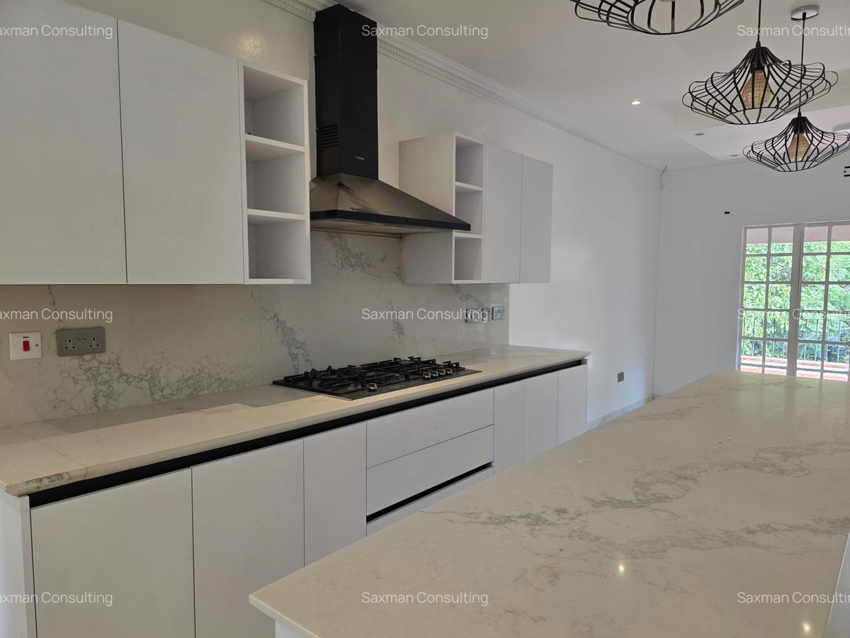 4 Bed House with En Suite in Lavington - 14