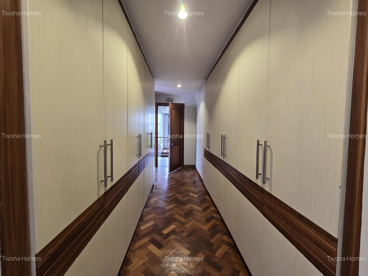 4 Bed Apartment with Swimming Pool in Riverside - 8