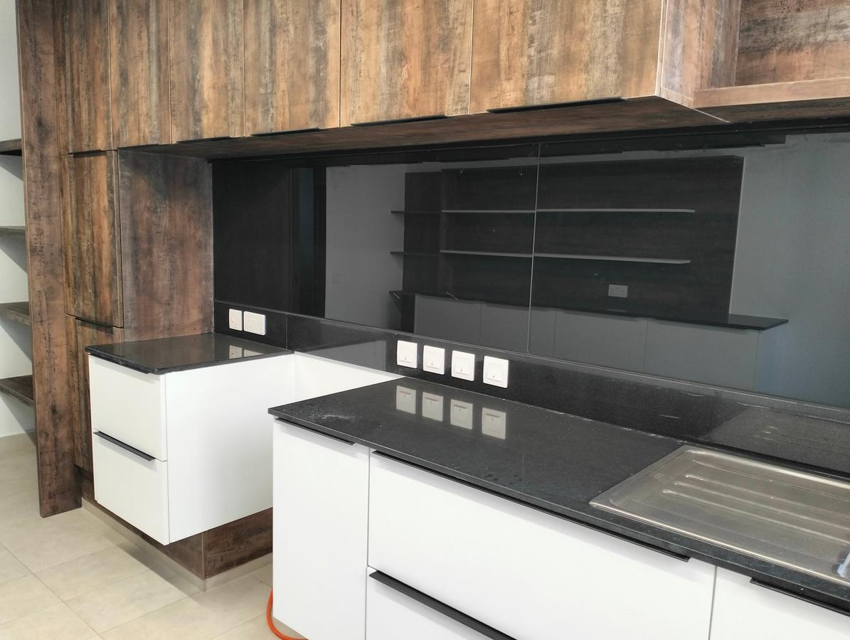 5 Bed Apartment with En Suite in Spring Valley - 8