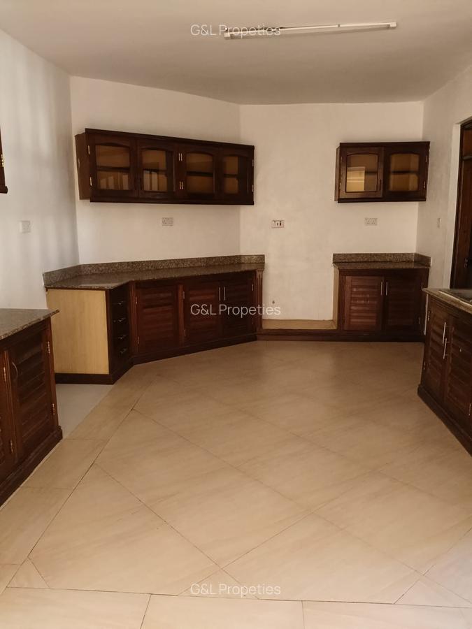 4 Bed Apartment with En Suite at Links Road - 15