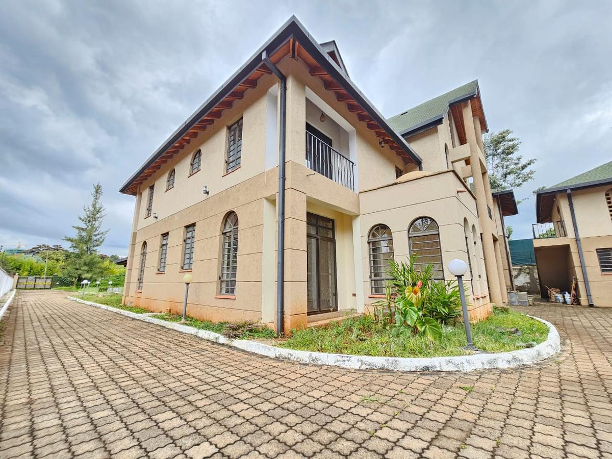 6 Bed House with En Suite in Runda - 4