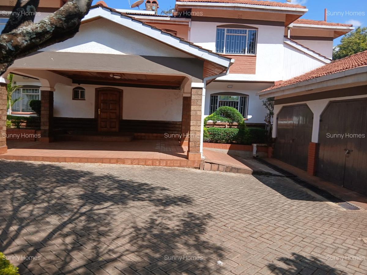 4 Bed Villa with En Suite at Rossylin Lone Tree - 11