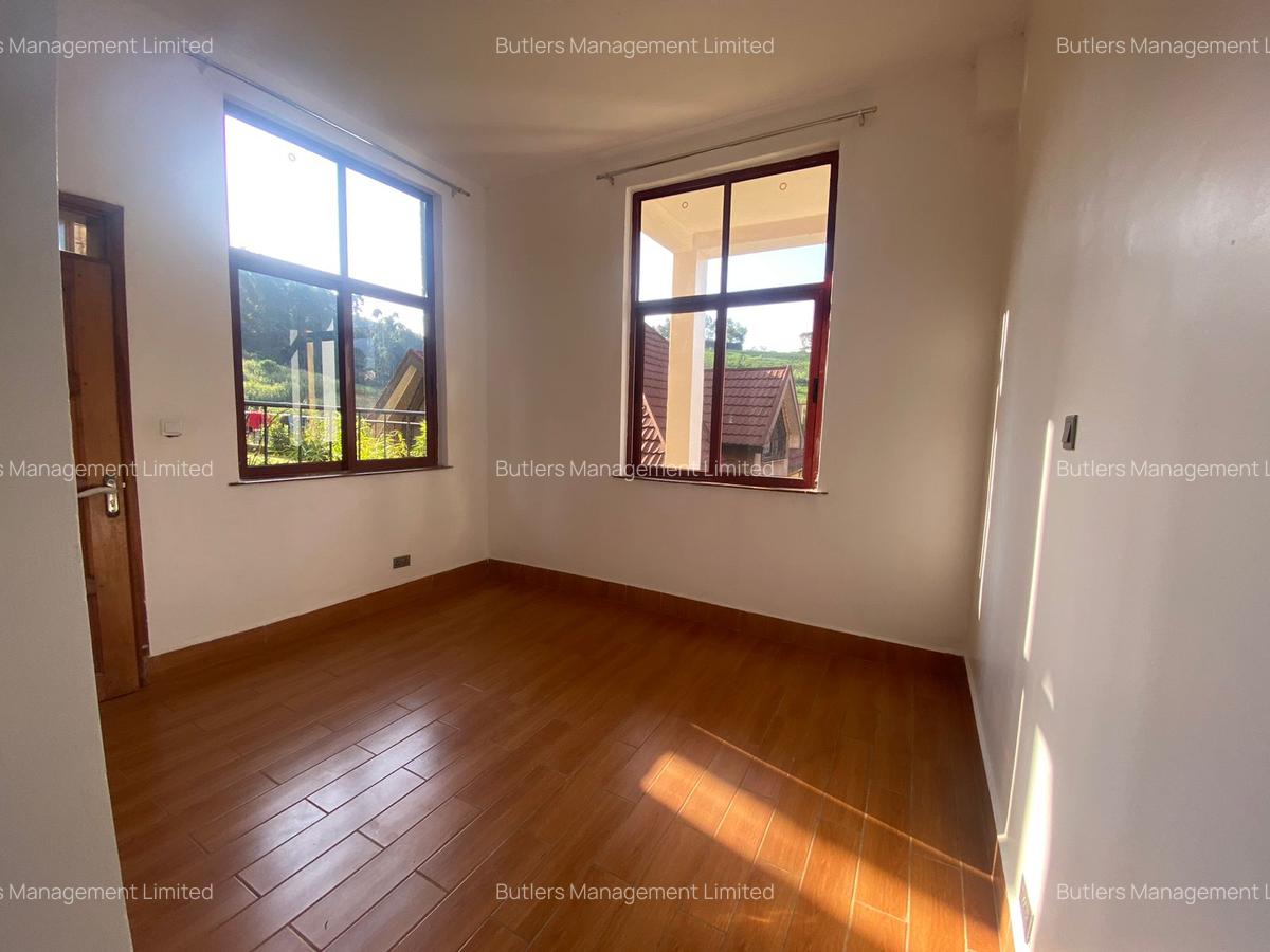 4 Bed Townhouse with En Suite in Redhill - 16