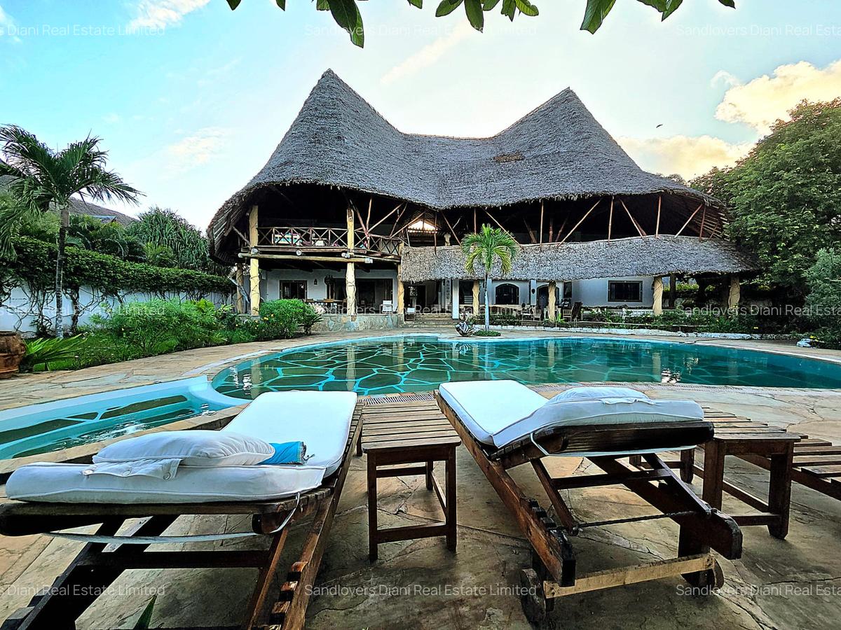 6 Bed Villa with En Suite in Diani - 1