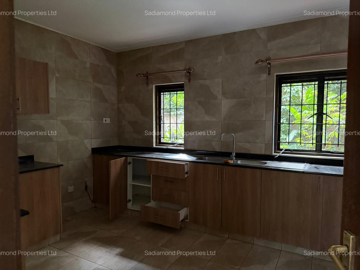 4 Bed House with En Suite in Riverside - 2