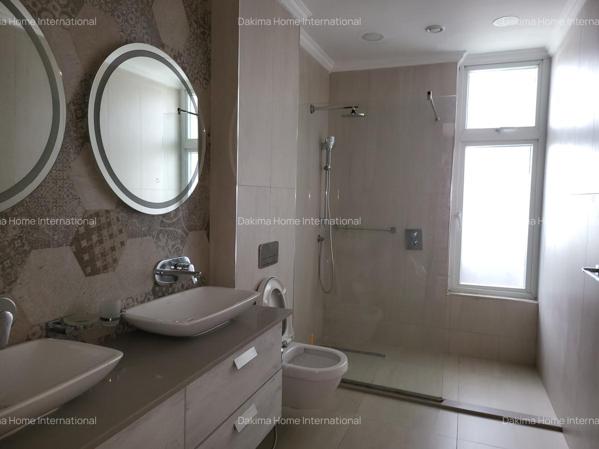 Serviced 2 Bed Apartment with En Suite in Parklands - 11