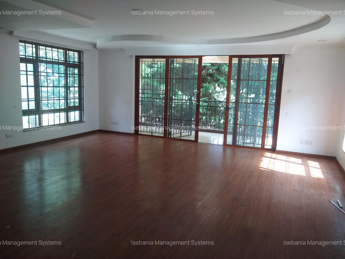 5 Bed House with En Suite at - 13