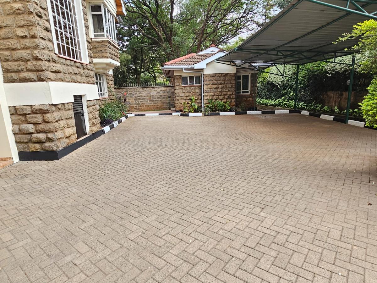 5 Bed House with En Suite in Lavington - 11