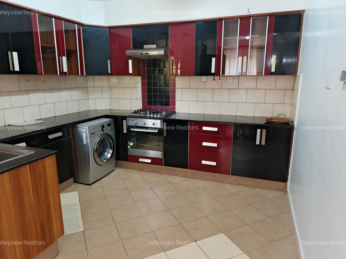 3 Bed Villa with En Suite at Lavington - 7