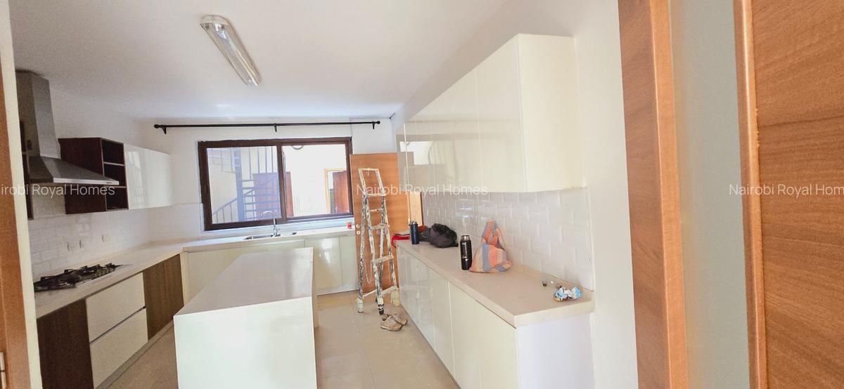 5 Bed Townhouse with En Suite at Lavington Green - 15