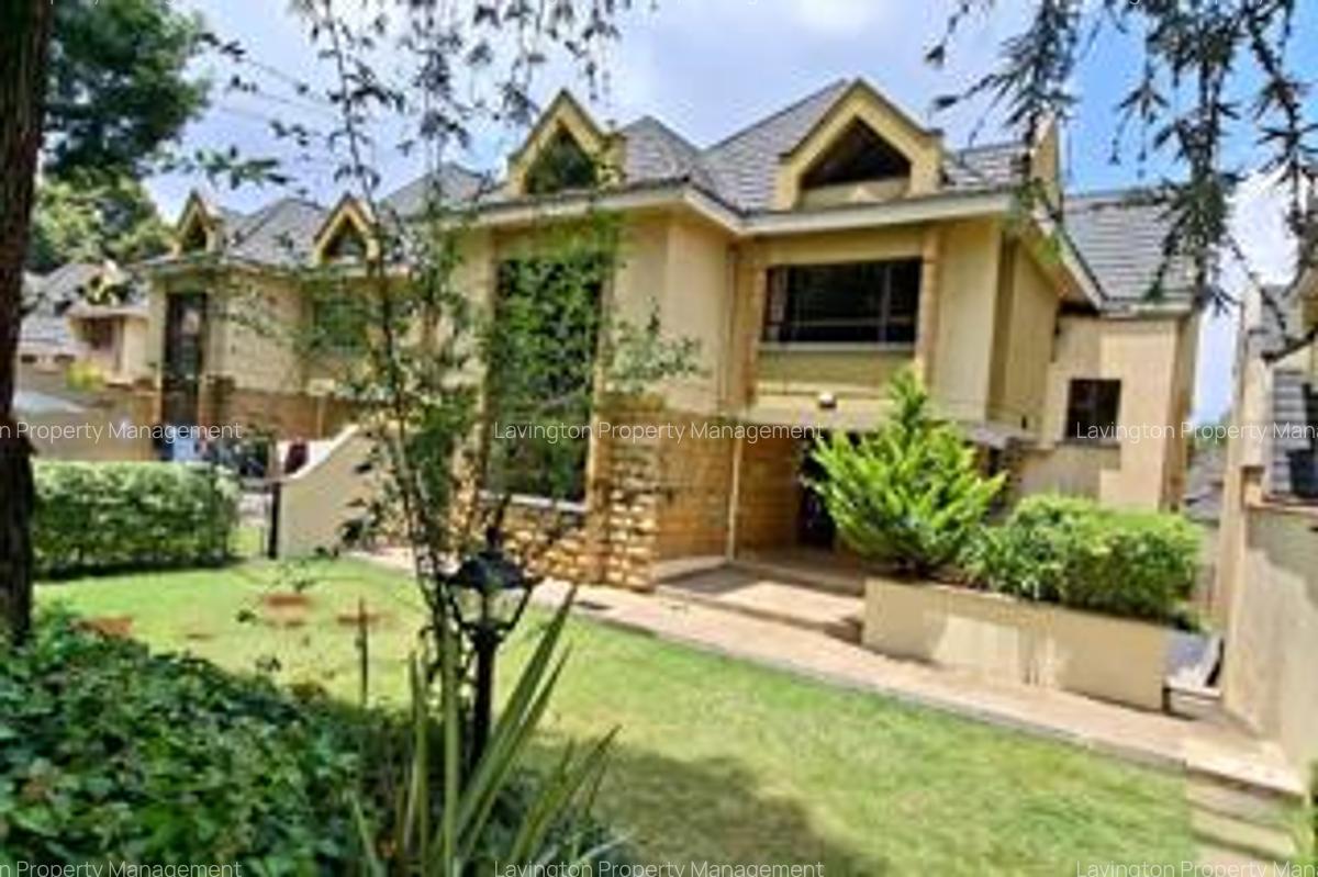 5 Bed Villa with En Suite at Lavington Green - 1
