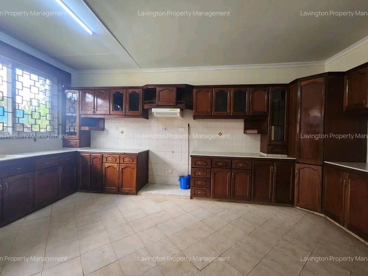 5 Bed House with En Suite at Lavington Green - 4