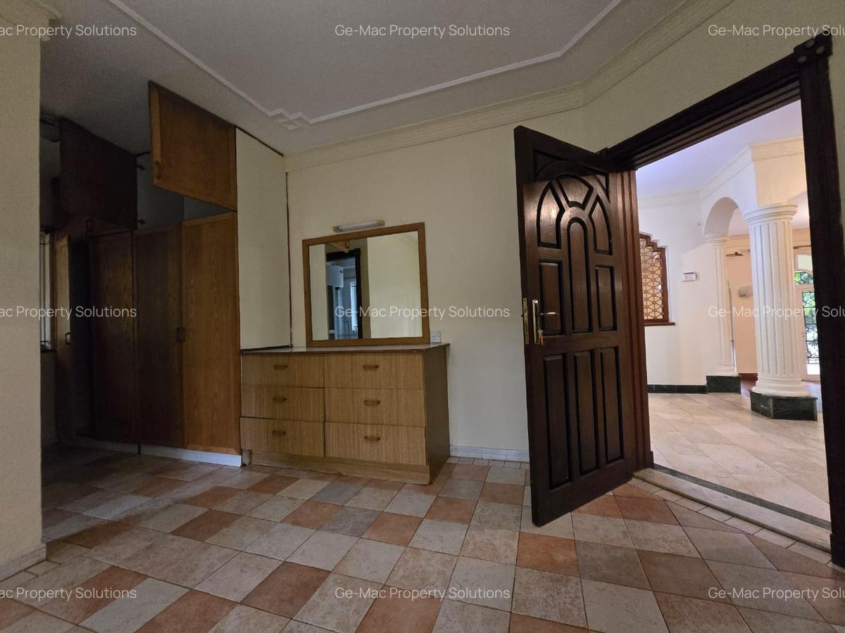 4 Bed House with En Suite in Hill View - 8