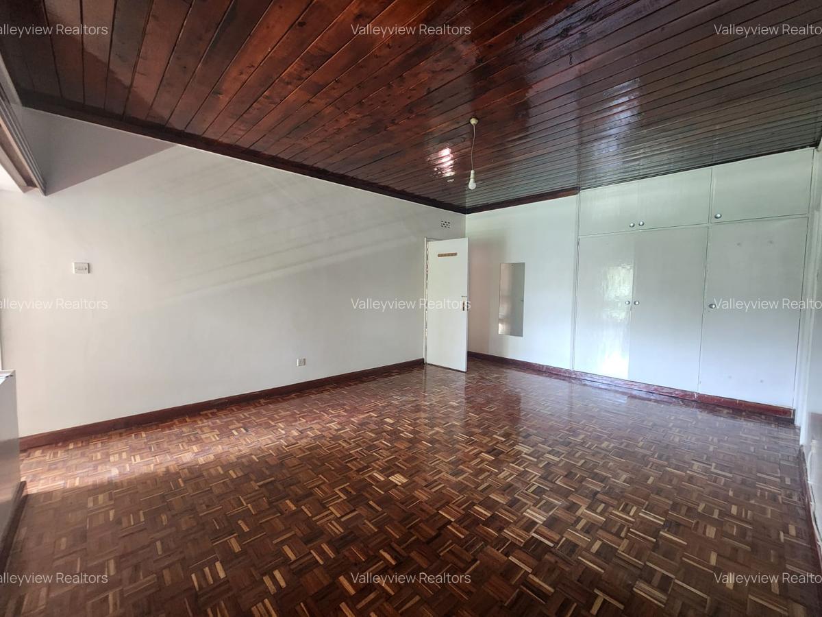 5 Bed Townhouse with En Suite at Lavington - 14
