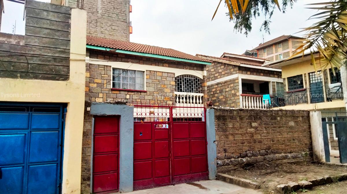 4 Bed House with En Suite in Donholm - 4
